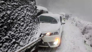 ayubia cars stuck in snowfall