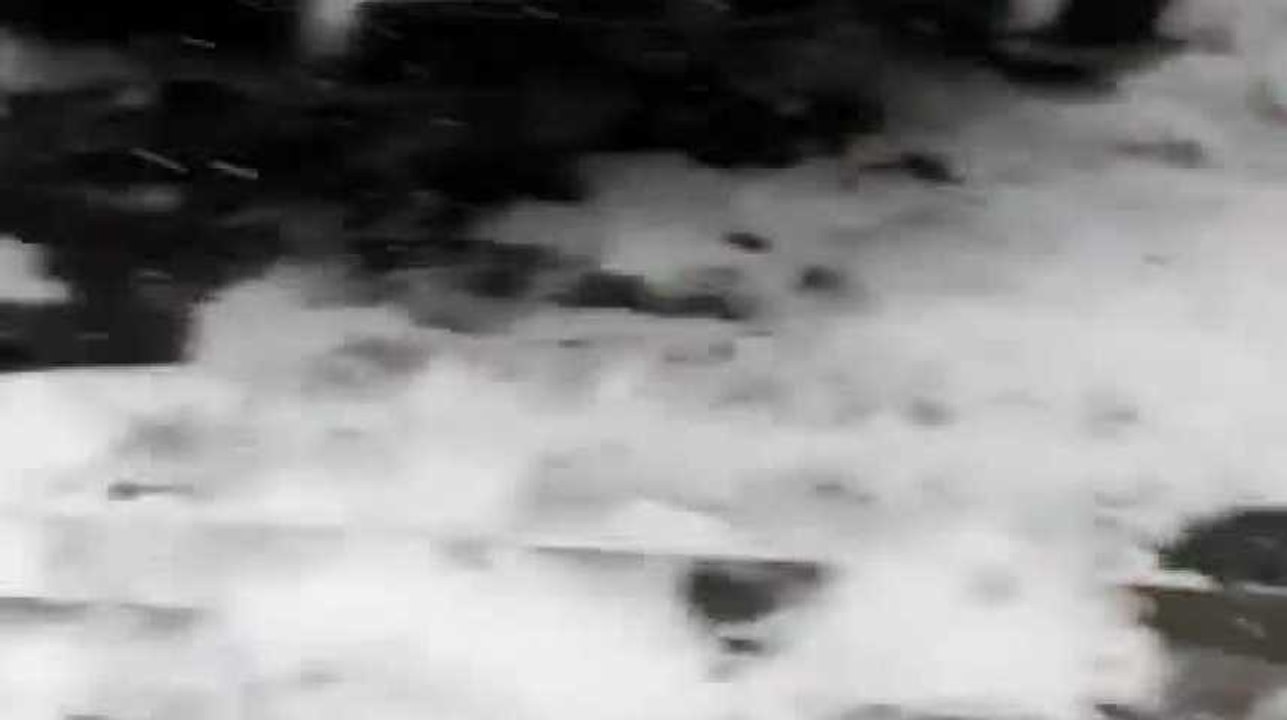 Insolite : un chasse neige emboutit une voiture sur une route enneigée à Eupen