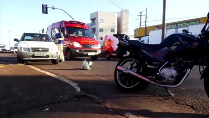 Motociclista é socorrido após colisão na Av. Carlos Gomes