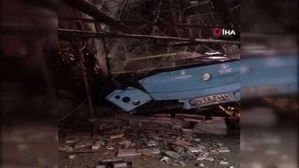 Sultanbeyli'de Halk Otobüsü Direğe Çarptı...kaza Kamerada