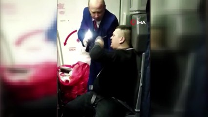 - Uçağı Birbirine Katan Yolcu Hostes Koltuğuna Bağlanarak Durdurulabildi