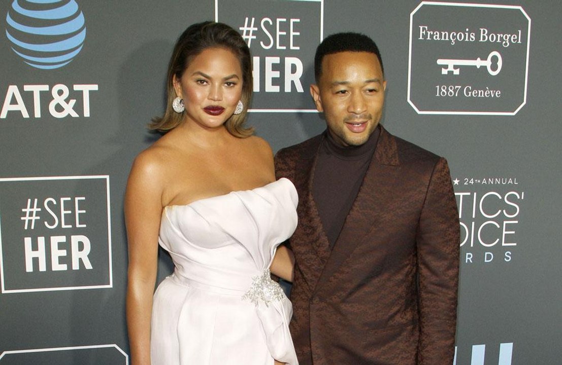 John Legend apprend à nager
