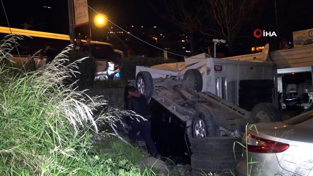 Kontrolden çıkan araç, oto lastik dükkanına uçtu