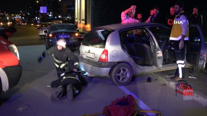 Bariyerlere saplanan otomobilde kurtarılmayı bekledi