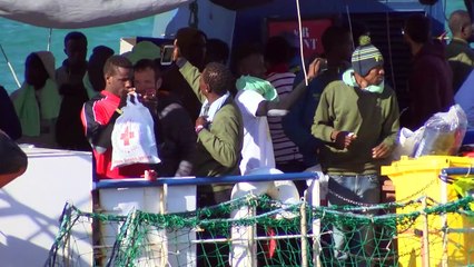 Barco com 47 migrantes chega à Sicília