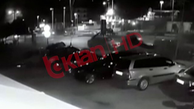 Makina fluturon ne ajer, merr perpara 11 automjete te tjera