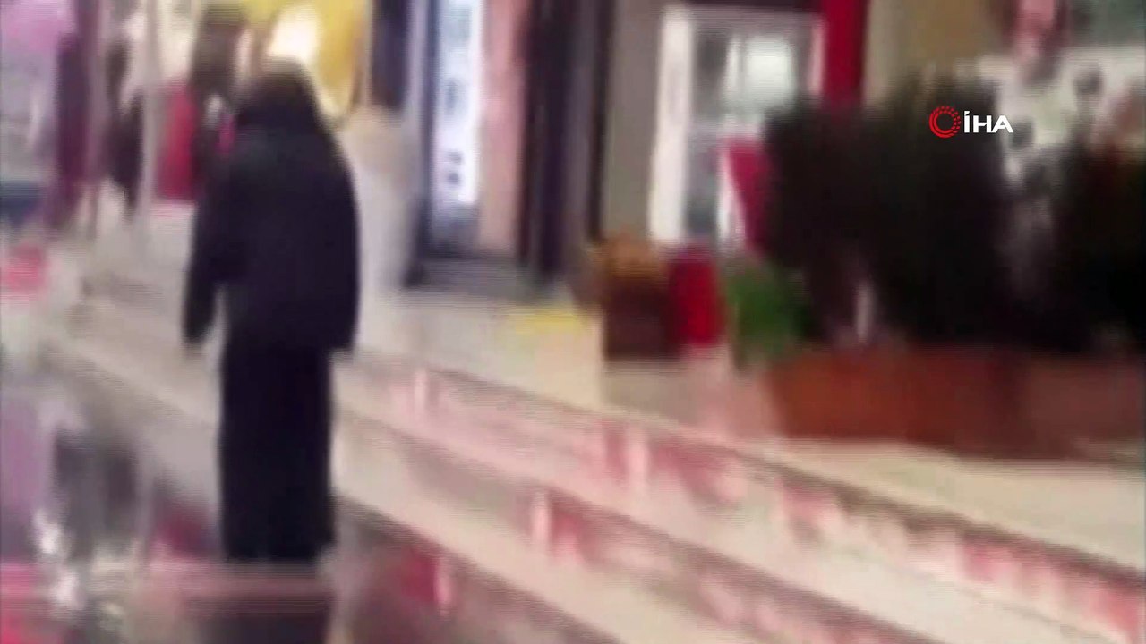 'Anne üşüyorum' çığlığını duydu, montunu çıkarıp çocuğa verdi