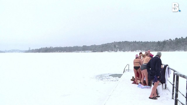 Pendant leur pause déjeuner, ces salariés suédois plongent dans une eau à 0°C