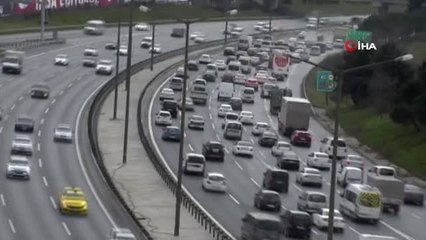 Tem Otoyolu Alibeyköy Sapağı'nda Hafriyat Kamyonu Virajı Alamayarak Devrildi.