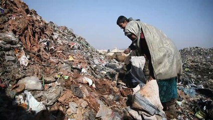 Idleb: des enfants fouillent les poubelles pour survivre