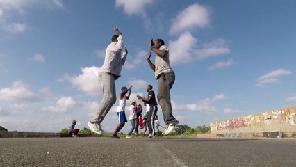 Au Zimbabwe, un club de fitness s'improvise chaque matin le long d'une voie ferrée