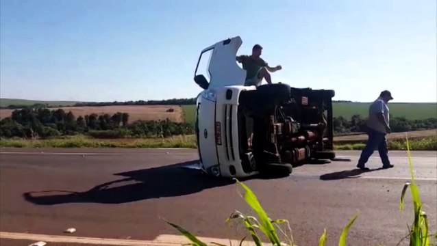 Caminhão tomba na rodovia BR-467