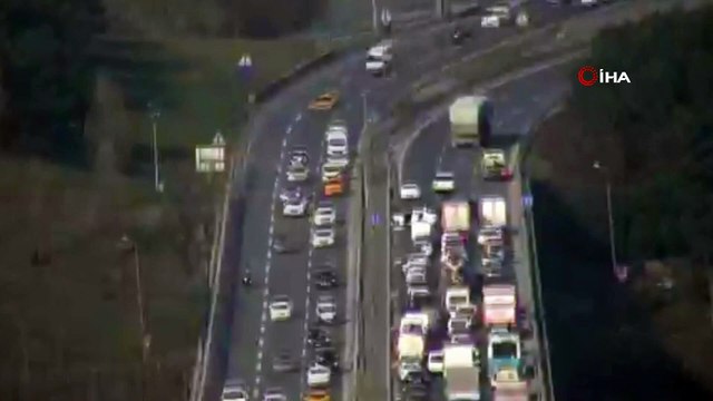 Okmeydanı Tem Bağlantı yolu Ankara istikametinde zincirleme kaza meydana geldi. Kaza nedeniyle bölgede yoğun araç trafiği oluştu