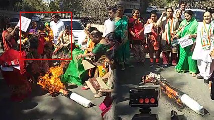 भाजपा प्रदेशाध्यक्ष का पुतला फूंक रही थीं कांग्रेसी महिलाएं, अचानक आग की चपेट में आ गईं, वीडियो