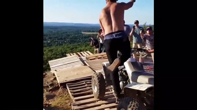 Il tente de jeter un quad du haut d'une falaise mais ça ne se passe pas comme prévu