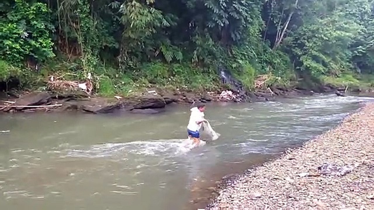 Bắt cá dưới suối và cái kết - Jala ikan di kali ciliwung hasilnya gak di sangka