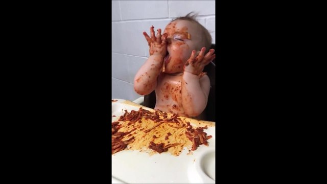 Ce bébé trop mignon lutte contre le sommeil pour terminer son plat de spaghetti et les internautes adorent