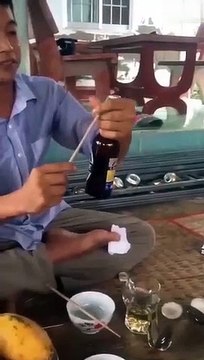 Décapsuler une bière avec une baguette ! Mauvaise bonne idée...