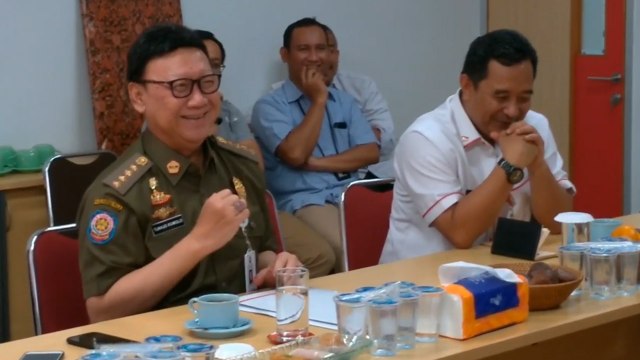 Mendagri Tjahjo Kumolo Senang Pakai Cincin Akik Fosil Air Mani Gajah