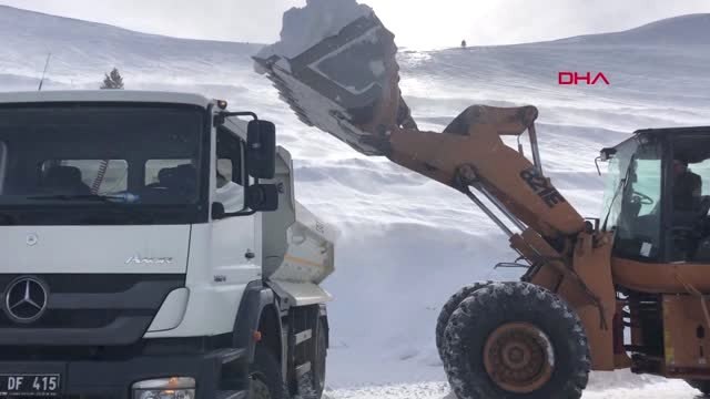 Artvin Şavşat'ta Kar Üstü Güreşleri İçin Kamyonlarla Kar Taşındı