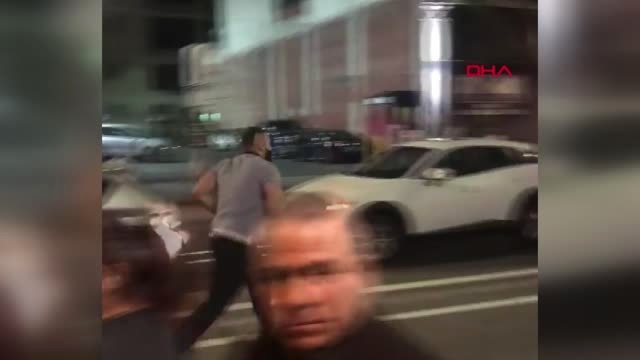 Dha Dış - ABD Polisi, Tartıştığı İki Kadını Yumruklayıp Kaçan Bu Adamı Arıyor