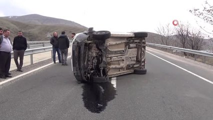 Скачать видео: Midibüsün Çarptığı Hafif Ticari Araç Yan Yattı