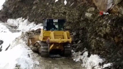 Kar yağışı sonrası etkili olan sağanak heyelana neden oldu