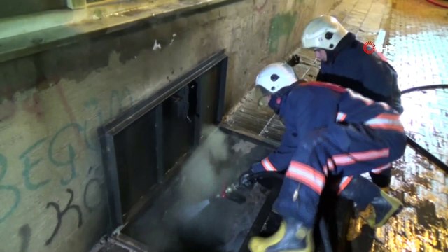 Elazığ'da doğalgaz patlaması... Binada mahsur kalan anne ve çocuğunu itfaiye ekibi kurtardı