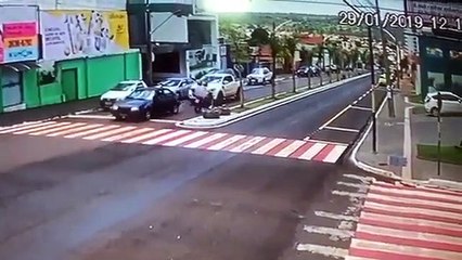 Descargar video: Ao fugir de assalto, passageiro cai do carro e é atropelado pela esposa em Goiás