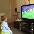 Trop mignon cet enfant qui regarde le foot et réagit !