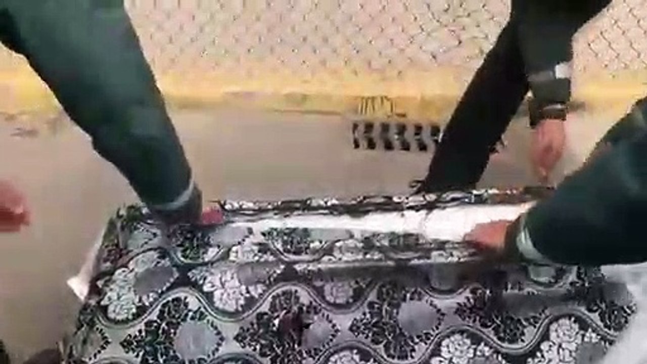 Migrants cachés dans des matelas sur le toit d'une voiture !