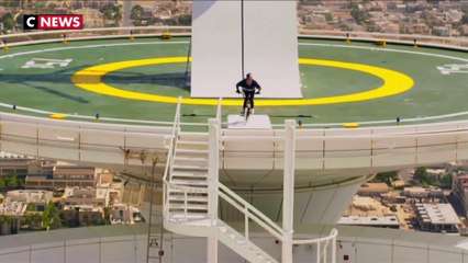 En BMX, il saute d'un hélicoptère en plein vol