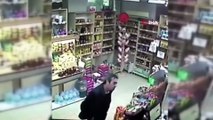 Markette kadını taciz ettiği iddia edilen adama kick bokscudan yumruk kamerada