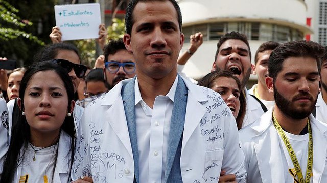 Guaidó desafía a Maduro en las calles de Caracas