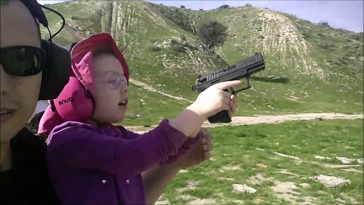 Cet américain apprend à sa fillette de 4 ans à tirer au pistolet