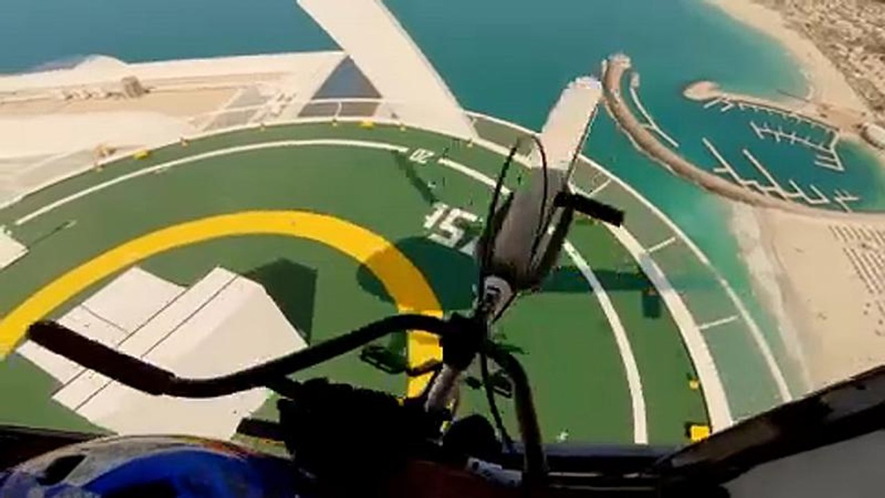 Impressionnant : il saute d'un hélicoptère en BMX