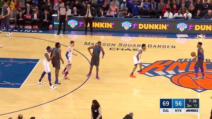 Enes Kanter embrasse le logo des Knicks pour fêter son retour à la compétition