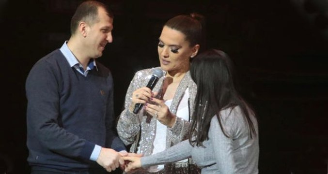 Demet Akalın, Konserinde Evlilik Teklifi Alan Hayranına 35 Bin TL'lik Yüzük Hediye Etti