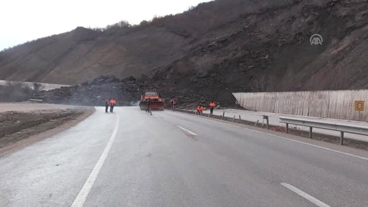 Niksar-Reşadiye Kara Yolu Heyelan Nedeniyle Ulaşıma Kapandı