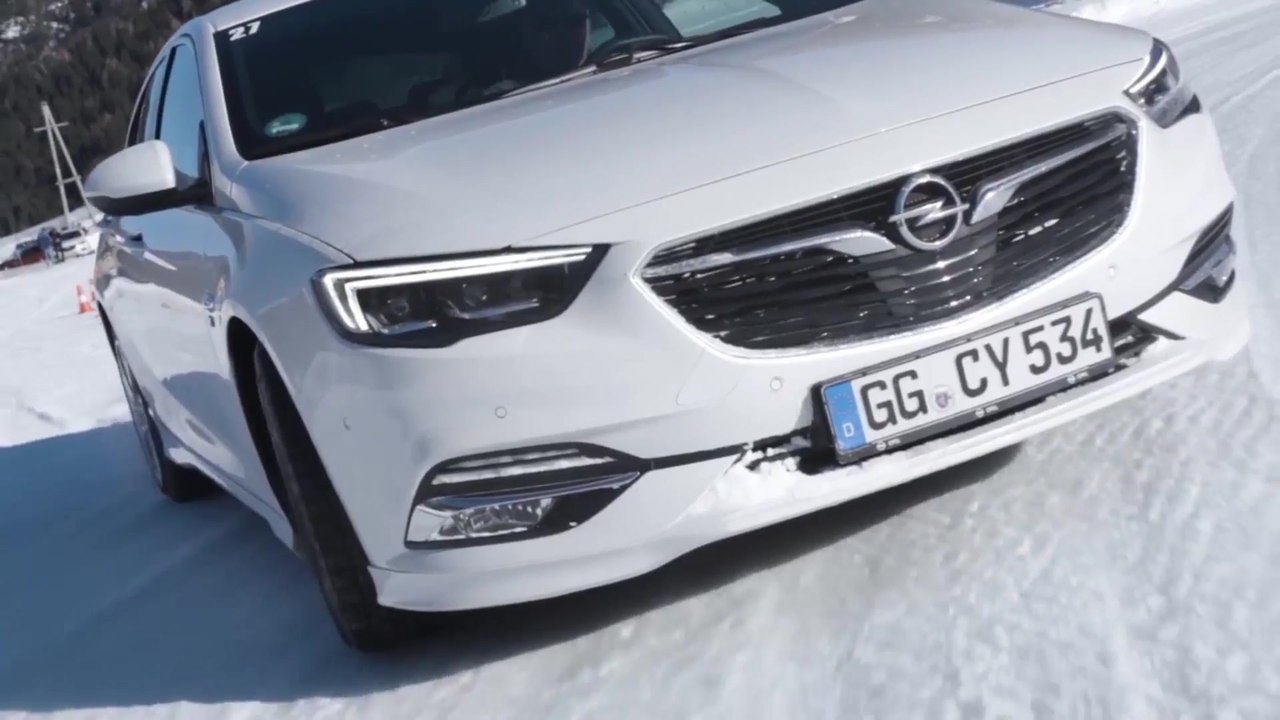 Opel Insignia sulla neve