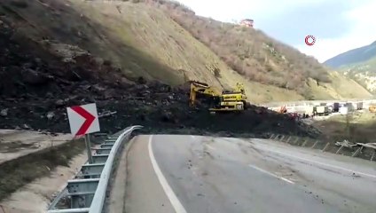 Tokat’ta heyelan D-100 karayolunu araç ulaşımına kapattı