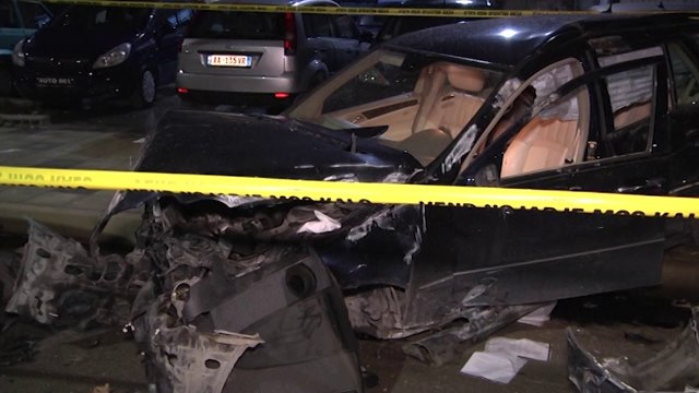 Aksidenti, ja si 'fluturoi' makina mbrëmë në Vlorë, pamjet nga kamerat e sigurisë