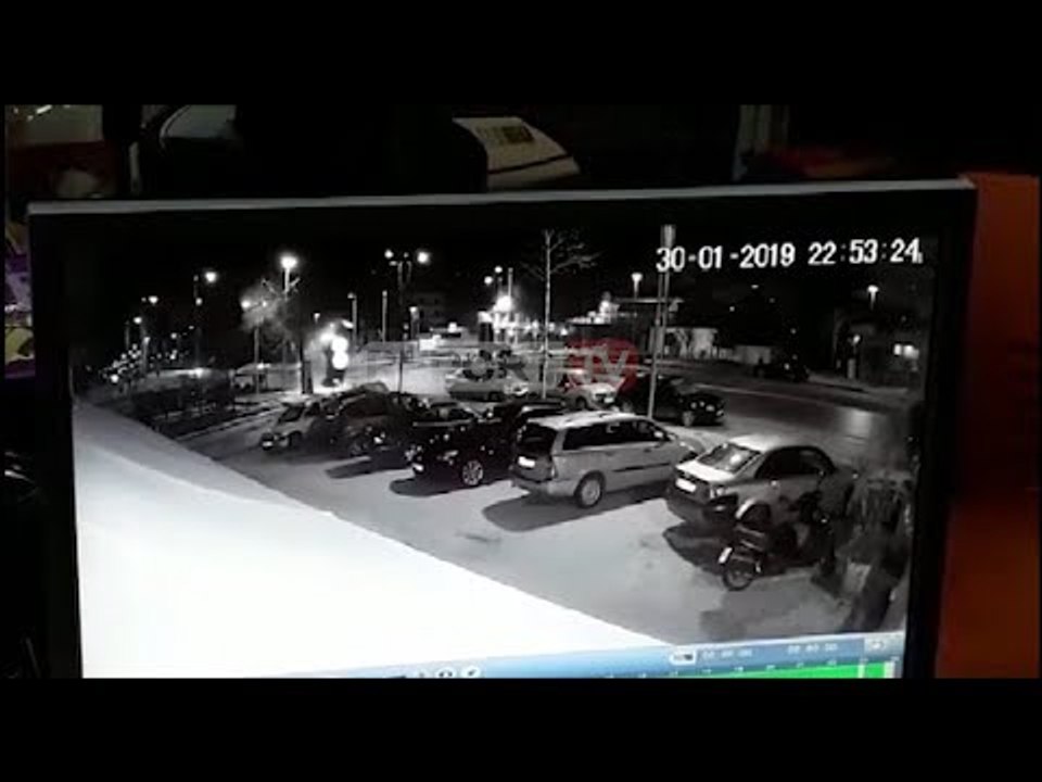 Aksidenti, ja si 'fluturoi' makina mbrëmë në Vlorë, pamjet nga kamerat e sigurisë