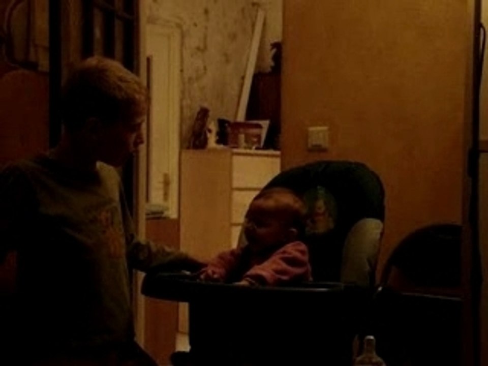 Fou rire de Léa avec son frère Thomas