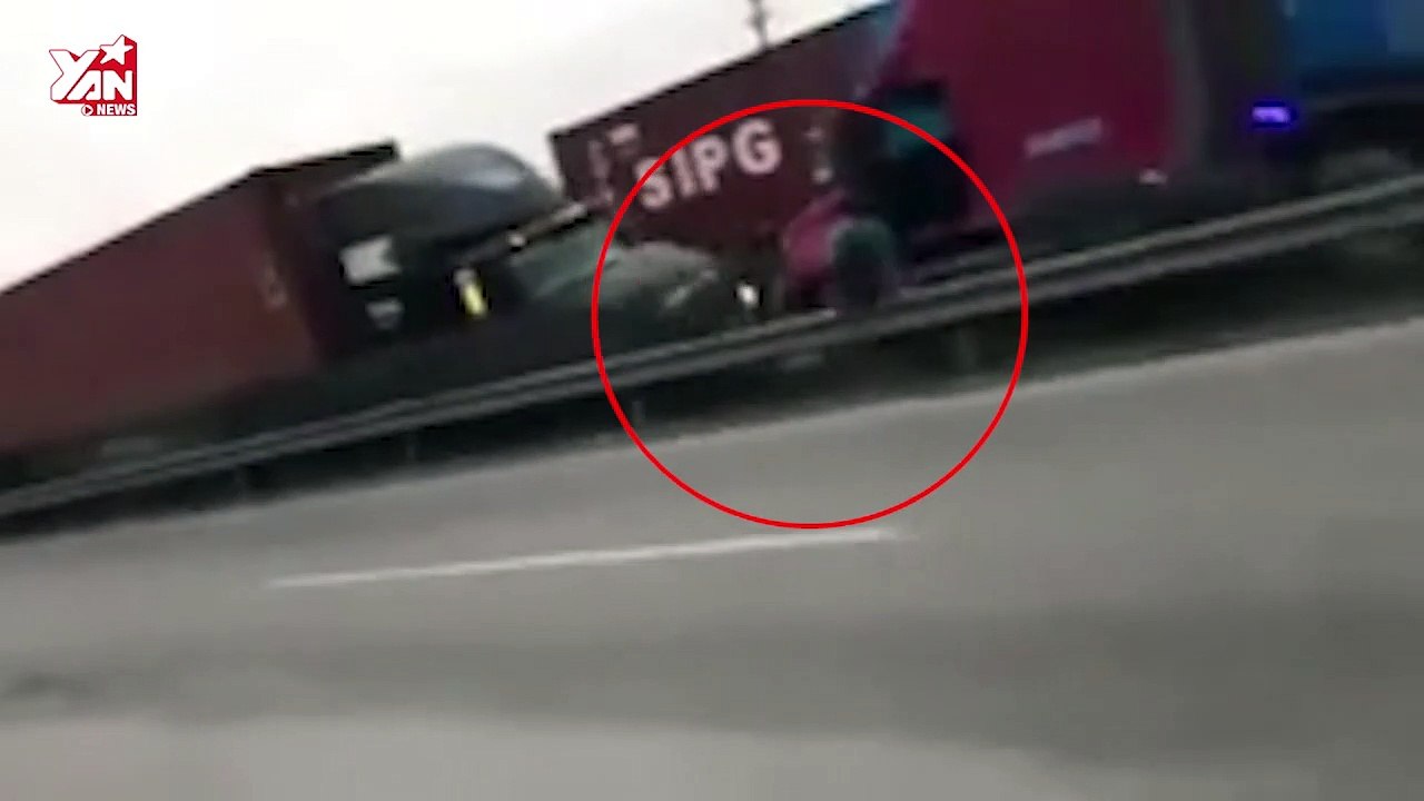 Hai container đối đầu trên quốc lộ: thót tim cảnh tài xế mở kịp cửa cabin thoát thân