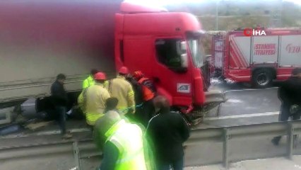 Kontrolden çıkan tır bariyerlere çarptı