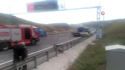 Kontrolden Çıkan Tır Bariyerlere Çarptı