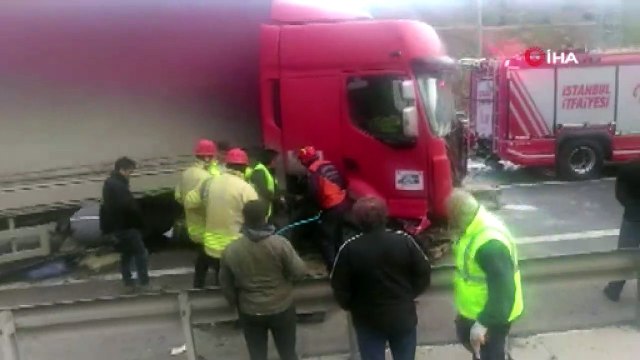 Kontrolden çıkan tır bariyerlere çarptı