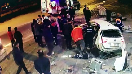 Otomobil direğe ve iş yerine çarptı: 2 yaralı - ADANA