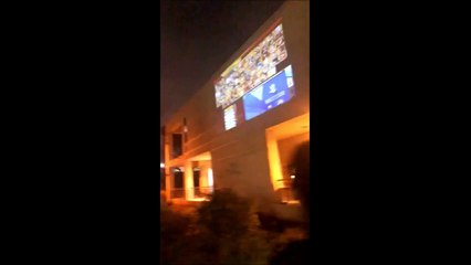 Ils projettent leur jeu vidéo sur le mur de l'immeuble voisin et jouent tranquillement depuis le balcon